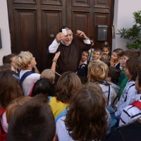 Foto Nicoloro G. 28/09/2013 Rimini Quinta edizione del Festival Francescano dedicato al tema del ” cammino ” affrontato nelle sue connotazioni più vicine al francescanesimo e cioè l’ ospitalità, l’ itineranza, il pellegrinaggio. nella foto Il frate mago-prestigiatore  
