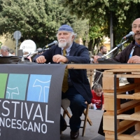 Foto Nicoloro G. 28/09/2013 Rimini Quinta edizione del Festival Francescano dedicato al tema del ” cammino ” affrontato nelle sue connotazioni più vicine al francescanesimo e cioè l’ ospitalità, l’ itineranza, il pellegrinaggio. nella foto Moni Ovadia – Dino Dozzi 