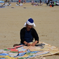 Foto Nicoloro G.  24/04/2015  Cervia ( Ravenna )   Si è aperto il 35° Festival Internazionale dell' Aquilone, uno fra i più famosi raduni al mondo di aquilonisti. Dal 24 aprile al 3 maggio animerà la spiaggia di Pinarella di Cervia con la partecipazione di 30 nazioni e lo Sri Lanka come ospite d' onore. nella foto il giapponese Makoto Ohye mette a punto il suo aquilone.