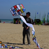 Foto Nicoloro G.  24/04/2015  Cervia ( Ravenna )   Si è aperto il 35° Festival Internazionale dell' Aquilone, uno fra i più famosi raduni al mondo di aquilonisti. Dal 24 aprile al 3 maggio animerà la spiaggia di Pinarella di Cervia con la partecipazione di 30 nazioni e lo Sri Lanka come ospite d' onore. nella foto un aquilonista si appresta a far volare il suo aquilone.