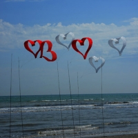Foto Nicoloro G.  24/04/2015  Cervia ( Ravenna )   Si è aperto il 35° Festival Internazionale dell\' Aquilone, uno fra i più famosi raduni al mondo di aquilonisti. Dal 24 aprile al 3 maggio animerà la spiaggia di Pinarella di Cervia con la partecipazione di 30 nazioni e lo Sri Lanka come ospite d\' onore. nella foto installazione in riva al mare.