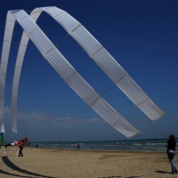 Foto Nicoloro G.  24/04/2015  Cervia ( Ravenna )   Si è aperto il 35° Festival Internazionale dell' Aquilone, uno fra i più famosi raduni al mondo di aquilonisti. Dal 24 aprile al 3 maggio animerà la spiaggia di Pinarella di Cervia con la partecipazione di 30 nazioni e lo Sri Lanka come ospite d' onore. nella foto un aquilone manovrato da una coppia di aquilonisti.