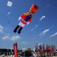 Foto Nicoloro G.  24/04/2015  Cervia ( Ravenna )   Si è aperto il 35° Festival Internazionale dell' Aquilone, uno fra i più famosi raduni al mondo di aquilonisti. Dal 24 aprile al 3 maggio animerà la spiaggia di Pinarella di Cervia con la partecipazione di 30 nazioni e lo Sri Lanka come ospite d' onore. nella foto alcuni aquiloni in volo.