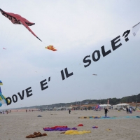 Foto Nicoloro G. 23/04/2011 Cervia (RA) E' cominciata la trentunesima edizione del " Festival internazionale dell' aquilone " organizzata da Artevento e che ospita maestri aquilonisti provenienti da trenta paesi del mondo. Dal 22 aprile al 01 maggio la spiaggia di Pinarella di Cervia e' " capitale dell' aquilone " con una altissima presenza di curiosi e appassionati. Aquiloni in volo
