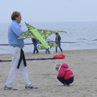 Foto Nicoloro G. 23/04/2011 Cervia (RA) E' cominciata la trentunesima edizione del " Festival internazionale dell' aquilone " organizzata da Artevento e che ospita maestri aquilonisti provenienti da trenta paesi del mondo. Dal 22 aprile al 01 maggio la spiaggia di Pinarella di Cervia e' " capitale dell' aquilone " con una altissima presenza di curiosi e appassionati. Si cerca di far volare un aquilone