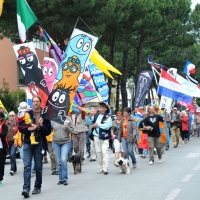 Foto Nicoloro G. 01/05/2011 Cervia (RA) Si e’ conclusa la trentunesima edizione del ” Festival internazionale dell’ aquilone ” organizzata da Artevento e che ha ospitato aquilonisti provenienti da trenta paesi del mondo. Dal 22 aprile al 01 maggio la spiaggia di Pinarella di Cervia e’ stata la ” capitale dell’ aquilone ” con una altissima presenza di curiosi e appassionati nonostante la pioggia che ha spesso disturbato la manifestazione. nella foto Aquilonisti e simpatizzanti in corteo per le strade di Cervia
