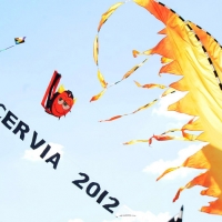 Foto Nicoloro G. 21/04/2012 Cervia (Ravenna) Trentaduesima edizione del " Festival Internazionale dell' aquilone ", organizzato dall' associazione Artevento, che raduna, per l' occasione, i piu' famosi maestri aquilonisti ma anche semplici appassionati provenienti dai cinque continenti. nella foto Aquiloni