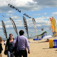 Foto Nicoloro G. 21/04/2012 Cervia (Ravenna) Trentaduesima edizione del " Festival Internazionale dell' aquilone ", organizzato dall' associazione Artevento, che raduna, per l' occasione, i piu' famosi maestri aquilonisti ma anche semplici appassionati provenienti dai cinque continenti. nella foto Aquiloni e pubblico