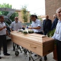 Foto Nicoloro G.    18/09/2015   Ravenna    Si sono svolti i funerali di Sergio Guerra, \' l\' ultimo artigiano del Volley \' tra i piu\' vittoriosi di tutti i tempi entrato nei Guinness dei primati. nelle foto l\' arrivo del feretro in chiesa.