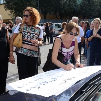 Foto Nicoloro G.    18/09/2015   Ravenna    Si sono svolti i funerali di Sergio Guerra, \' l\' ultimo artigiano del Volley \' tra i piu\' vittoriosi di tutti i tempi entrato nei Guinness dei primati. nelle foto le sue ragazze firmano uno striscione in sua memoria.