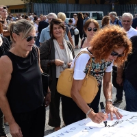 Foto Nicoloro G.    18/09/2015   Ravenna    Si sono svolti i funerali di Sergio Guerra, \' l\' ultimo artigiano del Volley \' tra i piu\' vittoriosi di tutti i tempi entrato nei Guinness dei primati. nelle foto le sue ragazze firmano uno striscione in sua memoria.