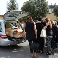 Foto Nicoloro G.    18/09/2015   Ravenna    Si sono svolti i funerali di Sergio Guerra, \' l\' ultimo artigiano del Volley \' tra i piu\' vittoriosi di tutti i tempi entrato nei Guinness dei primati. nelle foto una folla di amici e atlete di una volta gli rendono l\' ultimo saluto.