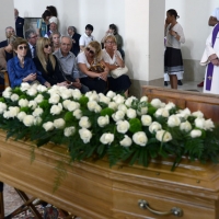 Foto Nicoloro G. 30/07/2013 Ravenna Si è spento a 99 anni il cardinale Ersilio Tonini. I funerali si sono svolti nella Cattedrale di Ravenna, gremita di cittadini, alla presenza di autorità civili ed ecclesiastiche. nella foto La bara ricoperta di fiori bianchi