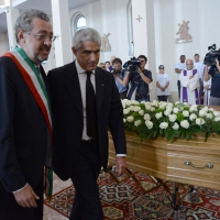 Foto Nicoloro G. 30/07/2013 Ravenna Si è spento a 99 anni il cardinale Ersilio Tonini. I funerali si sono svolti nella Cattedrale di Ravenna, gremita di cittadini, alla presenza di autorità civili ed ecclesiastiche. nella foto A fianco della bara due delle autorità civili presenti Fabrizio Matteucci – Pier Ferdinando Casini