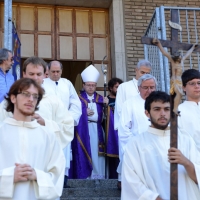 Foto Nicoloro G. 30/07/2013 Ravenna Si è spento a 99 anni il cardinale Ersilio Tonini. I funerali si sono svolti nella Cattedrale di Ravenna, gremita di cittadini, alla presenza di autorità civili ed ecclesiastiche. nella foto L'arcivescovo di Ravenna, mons. Lorenzo Ghizzoni, esce dalla Chiesa dell'Ospizio di Santa Teresa al termine della S. Messa