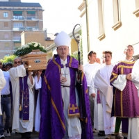 Foto Nicoloro G. 30/07/2013 Ravenna Si è spento a 99 anni il cardinale Ersilio Tonini. I funerali si sono svolti nella Cattedrale di Ravenna, gremita di cittadini, alla presenza di autorità civili ed ecclesiastiche. nella foto L'arcivescovo di Ravenna, mons. Lorenzo Ghizzoni, precede il corteo funebre che porta a spalla la bara