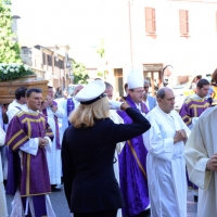 Foto Nicoloro G. 30/07/2013 Ravenna Si è spento a 99 anni il cardinale Ersilio Tonini. I funerali si sono svolti nella Cattedrale di Ravenna, gremita di cittadini, alla presenza di autorità civili ed ecclesiastiche. nella foto L'arcivescovo di Ravenna, mons. Lorenzo Ghizzoni, nel corteo funebre che porta a spalla la bara