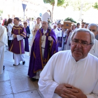 Foto Nicoloro G. 30/07/2013 Ravenna Si è spento a 99 anni il cardinale Ersilio Tonini. I funerali si sono svolti nella Cattedrale di Ravenna, gremita di cittadini, alla presenza di autorità civili ed ecclesiastiche. nella foto L'arcivescovo di Ravenna, mons. Lorenzo Ghizzoni, entra nel Duomo di Ravenna alla testa del corteo funebre che porta a spalla la bara 