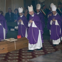 Foto Nicoloro G. 30/07/2013 Ravenna Si è spento a 99 anni il cardinale Ersilio Tonini. I funerali si sono svolti nella Cattedrale di Ravenna, gremita di cittadini, alla presenza di autorità civili ed ecclesiastiche. nella foto Autorità ecclesiastiche rendono omaggio alla bara