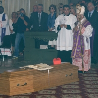 Foto Nicoloro G. 30/07/2013 Ravenna Si è spento a 99 anni il cardinale Ersilio Tonini. I funerali si sono svolti nella Cattedrale di Ravenna, gremita di cittadini, alla presenza di autorità civili ed ecclesiastiche. nella foto Il Cardinale Dionigi Tettamanzi rende omaggio alla bara