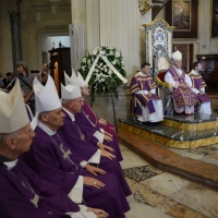 Foto Nicoloro G. 30/07/2013 Ravenna Si è spento a 99 anni il cardinale Ersilio Tonini. I funerali si sono svolti nella Cattedrale di Ravenna, gremita di cittadini, alla presenza di autorità civili ed ecclesiastiche. nella foto Il Cardinale Dionigi Tettamanzi presiede la celebrazione liturgica 