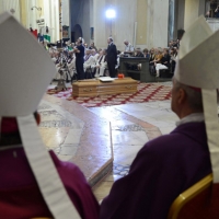 Foto Nicoloro G. 30/07/2013 Ravenna Si è spento a 99 anni il cardinale Ersilio Tonini. I funerali si sono svolti nella Cattedrale di Ravenna, gremita di cittadini, alla presenza di autorità civili ed ecclesiastiche. nella foto La bara al centro del Duomo di Ravenna