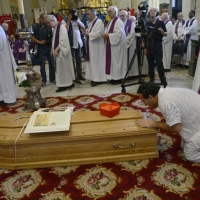 Foto Nicoloro G. 30/07/2013 Ravenna Si è spento a 99 anni il cardinale Ersilio Tonini. I funerali si sono svolti nella Cattedrale di Ravenna, gremita di cittadini, alla presenza di autorità civili ed ecclesiastiche. nella foto Il bacio alla bara come omaggio all'illustre defunto