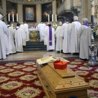 Foto Nicoloro G. 30/07/2013 Ravenna Si è spento a 99 anni il cardinale Ersilio Tonini. I funerali si sono svolti nella Cattedrale di Ravenna, gremita di cittadini, alla presenza di autorità civili ed ecclesiastiche. nella foto La bara con sopra lo zuccotto cardinalizio ed il vangelo