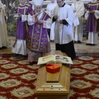 Foto Nicoloro G. 30/07/2013 Ravenna Si è spento a 99 anni il cardinale Ersilio Tonini. I funerali si sono svolti nella Cattedrale di Ravenna, gremita di cittadini, alla presenza di autorità civili ed ecclesiastiche. nella foto La benedizione della bara impartita dal Card. Dionigi Tettamanzi