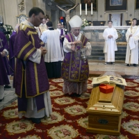Foto Nicoloro G. 30/07/2013 Ravenna Si è spento a 99 anni il cardinale Ersilio Tonini. I funerali si sono svolti nella Cattedrale di Ravenna, gremita di cittadini, alla presenza di autorità civili ed ecclesiastiche. nella foto La benedizione della bara impartita dal Card. Dionigi Tettamanzi