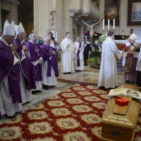 Foto Nicoloro G. 30/07/2013 Ravenna Si è spento a 99 anni il cardinale Ersilio Tonini. I funerali si sono svolti nella Cattedrale di Ravenna, gremita di cittadini, alla presenza di autorità civili ed ecclesiastiche. nella foto Il Cardinale Dionigi Tettamanzi legge le esequie al termine dalla celebrazione della S. Messa