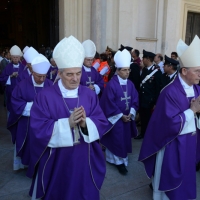 Foto Nicoloro G. 30/07/2013 Ravenna Si è spento a 99 anni il cardinale Ersilio Tonini. I funerali si sono svolti nella Cattedrale di Ravenna, gremita di cittadini, alla presenza di autorità civili ed ecclesiastiche. nella foto L'uscita dal Duomo di Ravenna del corteo funebre al termine della celebrazione della S. Messa e delle esequie