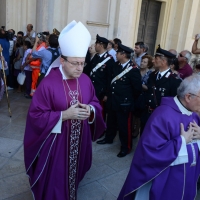 Foto Nicoloro G. 30/07/2013 Ravenna Si è spento a 99 anni il cardinale Ersilio Tonini. I funerali si sono svolti nella Cattedrale di Ravenna, gremita di cittadini, alla presenza di autorità civili ed ecclesiastiche. nella foto L'uscita dal Duomo di Ravenna del Foto Nicoloro G. 30/07/2013 Ravenna Si è spento a 99 anni il cardinale Ersilio Tonini. I funerali si sono svolti nella Cattedrale di Ravenna, gremita di cittadini, alla presenza di autorità civili ed ecclesiastiche. nella foto L'arcivescovo di Ravenna, Mons. Lorenzo Ghizzoni, nel corteo funebre che esce dal Duomo al termine della celebrazione della S. Messa e delle esequie 