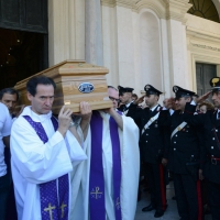 Foto Nicoloro G. 30/07/2013 Ravenna Si è spento a 99 anni il cardinale Ersilio Tonini. I funerali si sono svolti nella Cattedrale di Ravenna, gremita di cittadini, alla presenza di autorità civili ed ecclesiastiche. nella foto La bara del Card. Ersilio Tonini esce dal Duomo portata a spalla dal alcuni sacerdoti