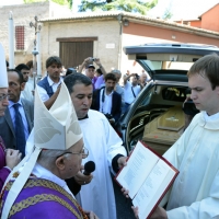 Foto Nicoloro G. 30/07/2013 Ravenna Si è spento a 99 anni il cardinale Ersilio Tonini. I funerali si sono svolti nella Cattedrale di Ravenna, gremita di cittadini, alla presenza di autorità civili ed ecclesiastiche. nella foto Il Card. Dionigi Tettamanzi legge le ultime preghiere con accanto l'Arcivescovo di Ravenna, Mons. Lorenzo Ghizzoni