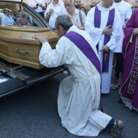 Foto Nicoloro G. 30/07/2013 Ravenna Si è spento a 99 anni il cardinale Ersilio Tonini. I funerali si sono svolti nella Cattedrale di Ravenna, gremita di cittadini, alla presenza di autorità civili ed ecclesiastiche. nella foto Il feretro è caricato sul carro funebre per l'ultimo viaggio verso il cimitero di Ravenna: l'omaggio di alcuni fedeli