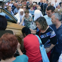Foto Nicoloro G. 30/07/2013 Ravenna Si è spento a 99 anni il cardinale Ersilio Tonini. I funerali si sono svolti nella Cattedrale di Ravenna, gremita di cittadini, alla presenza di autorità civili ed ecclesiastiche. nella foto Il feretro è caricato sul carro funebre per l'ultimo viaggio verso il cimitero di Ravenna: l'omaggio di alcuni fedeli