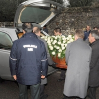 Foto Nicoloro G. 02/01/2012 lllasi ( Verona ) Si sono svolti nella parrocchia di San Giorgio di Illasi, paese dove e' nato 91 anni fa, i funerali di don Luigi Verze'.  nella foto Il feretro viene portato nella parrocchia di San Giorgio