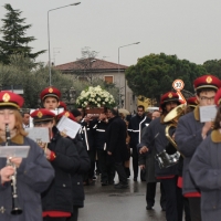 Foto Nicoloro G. 02/01/2012 lllasi ( Verona ) Si sono svolti nella parrocchia di San Giorgio di Illasi, paese dove e' nato 91 anni fa, i funerali di don Luigi Verze'.  nella foto Il feretro viene portato a braccia nella parrocchia di San Giorgio