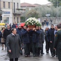 Foto Nicoloro G. 02/01/2012 lllasi ( Verona ) Si sono svolti nella parrocchia di San Giorgio di Illasi, paese dove e' nato 91 anni fa, i funerali di don Luigi Verze'.  nella foto Il feretro viene portato a braccia nella parrocchia di San Giorgio