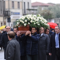 Foto Nicoloro G. 02/01/2012 lllasi ( Verona ) Si sono svolti nella parrocchia di San Giorgio di Illasi, paese dove e' nato 91 anni fa, i funerali di don Luigi Verze'.  nella foto Il feretro viene portato a braccia nella parrocchia di San Giorgio