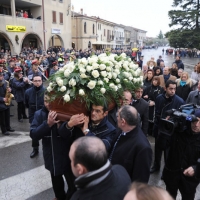Foto Nicoloro G. 02/01/2012 lllasi ( Verona ) Si sono svolti nella parrocchia di San Giorgio di Illasi, paese dove e' nato 91 anni fa, i funerali di don Luigi Verze'.  nella foto Il feretro viene portato a braccia nella parrocchia di San Giorgio