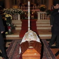 Foto Nicoloro G. 02/01/2012 lllasi ( Verona ) Si sono svolti nella parrocchia di San Giorgio di Illasi, paese dove e' nato 91 anni fa, i funerali di don Luigi Verze'.  nella foto La bara viene esposta nella chiesa parrocchiale