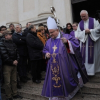 Foto Nicoloro G. 02/01/2012 lllasi ( Verona ) Si sono svolti nella parrocchia di San Giorgio di Illasi, paese dove e' nato 91 anni fa, i funerali di don Luigi Verze'.  nella foto Giuseppe Zenti
