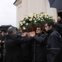 Foto Nicoloro G. 02/01/2012 lllasi ( Verona ) Si sono svolti nella parrocchia di San Giorgio di Illasi, paese dove e' nato 91 anni fa, i funerali di don Luigi Verze'.  nella foto La bara esce dalla parrocchia dopo la cerimonia