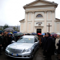 Foto Nicoloro G. 02/01/2012 lllasi ( Verona ) Si sono svolti nella parrocchia di San Giorgio di Illasi, paese dove e' nato 91 anni fa, i funerali di don Luigi Verze'.  nella foto La bara viene trasportata al cimitero