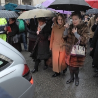 Foto Nicoloro G. 02/01/2012 lllasi ( Verona ) Si sono svolti nella parrocchia di San Giorgio di Illasi, paese dove e' nato 91 anni fa, i funerali di don Luigi Verze'.  nella foto La bara viene trasportata al cimitero e dietro parenti e collaboratori del San Raffaele