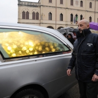 Foto Nicoloro G. 02/01/2012 lllasi ( Verona ) Si sono svolti nella parrocchia di San Giorgio di Illasi, paese dove e' nato 91 anni fa, i funerali di don Luigi Verze'.  nella foto La bara viene trasportata al cimitero e dietro parenti e collaboratori del San Raffaele