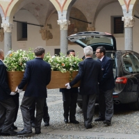 Foto Nicoloro G. 23/02/2016 Milano Cerimonia funebre laica in onore del semiologo e scrittore Umberto Eco. nella foto l' arrivo al Castello della salma del professore e scrittore.