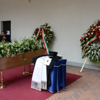 Foto Nicoloro G. 23/02/2016 Milano Cerimonia funebre laica in onore del semiologo e scrittore Umberto Eco. nella foto il feretro di Umberto Eco nell' allestimento voluto per lui nel cortile del Castello.